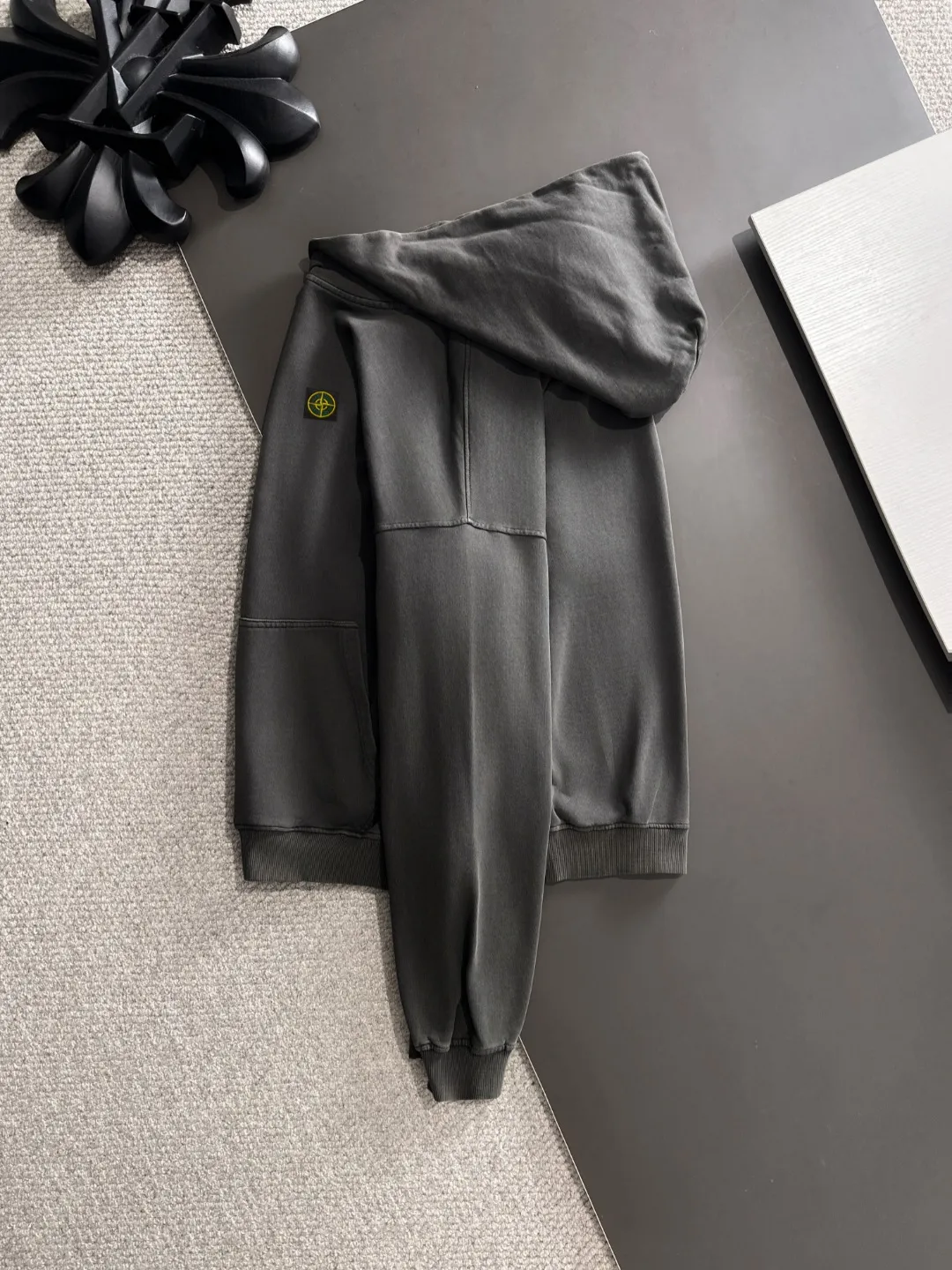 Next day shipping P720 Stone lsland/stone island high quality 2025 autumn and winter new casual heavy industry suit exclusively developed by yb! High quality production! The top version of the trading company channel order, external orders for imported custom fabrics, high breathability and comfort, impeccable details, absolutely worth buying! This type of suit is also a must-have for lazy people. You don’t have to think about how to match it, you can just get it in one set! Brand element design concept, delicate and soft feel! It presents a casual cut and the upper body shape is great! On sale simultaneously on the official website! From a high-end men's positioning brand, the low-key luxury taste is irresistible! Exquisite workmanship and impeccable quality! The overall style is simple, fashionable and timeless, fully meeting the requirements of stylish and tasteful dressing! Sizes: S to XL (or state your height and weight when placing an order)